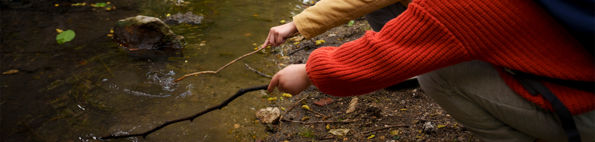 Enfant avec un bâton — contribuer à son échelle