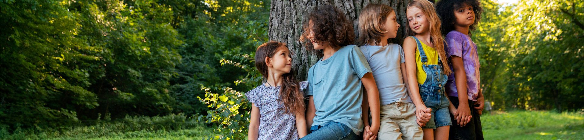 Enfants sous un arbre — dans quelle direction allons-nous ?